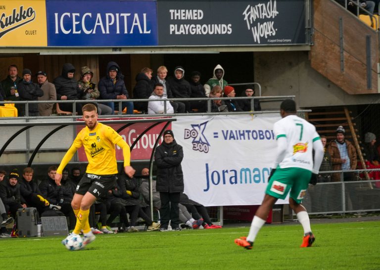 Kärkiottelu KuPS - SJK perjantai-illassa Väre Areenalla