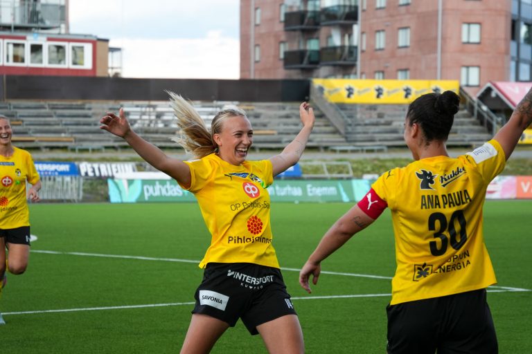 Niitty Hahl ja Tao Stark Me Naiset -kuukauden kentälliseen