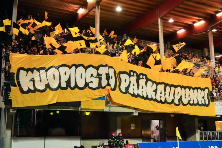 KuPS otti jättiaskeleen mestaruustaistelussa – HJK kaatui Väre Areenan hurmiossa