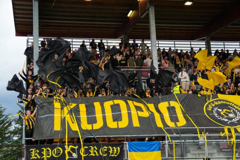 Mestaruustaiston jättikoitos Kuopiossa – KuPS ja HJK vastakkain Väre Areenan iltavaloissa