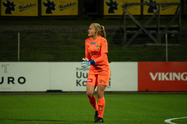 KuPSin naiset Cup-finaaliin torjunut Ellan Arpiainen viihtyy tolppien välissä