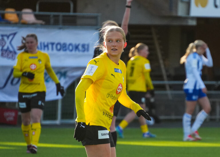 Tosissaan, mutta ei puristamalla: Elli Mäkipelkola viihtyy pelin ytimessä.