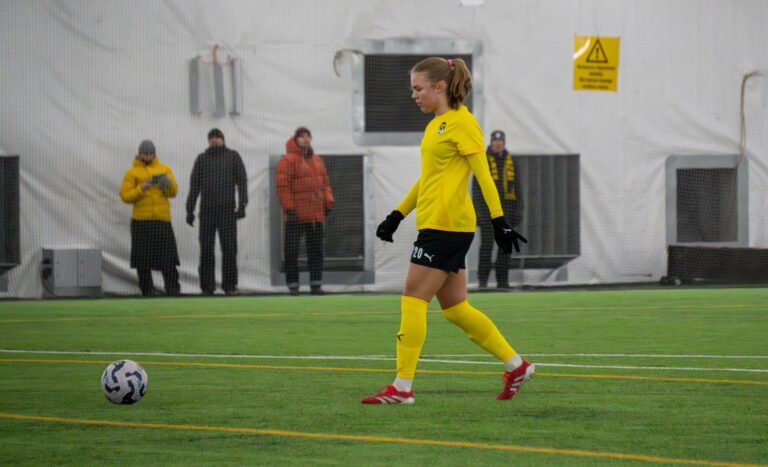 Lotta Paavilainen ja Anni Harmaala U19 EM-karsintaturnauksessa