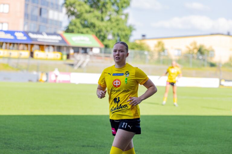 Perkaus katsoo eteenpäin